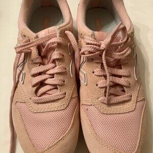 Women's Classic New Balance 996, Medium Pink color, size 7.5